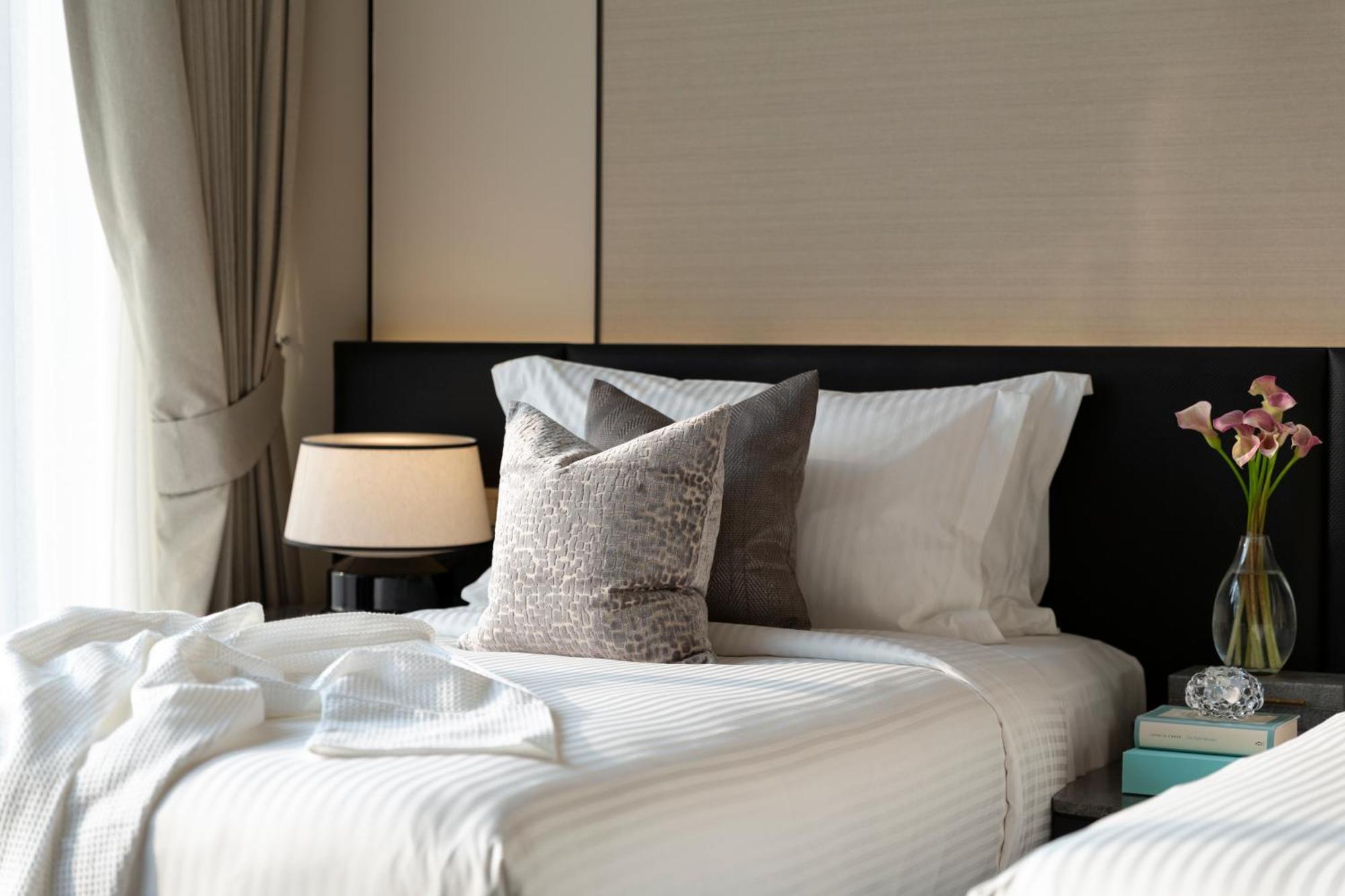 מלון Ascott Thonglor בנגקוק מראה חיצוני תמונה A bed with a throw pillow